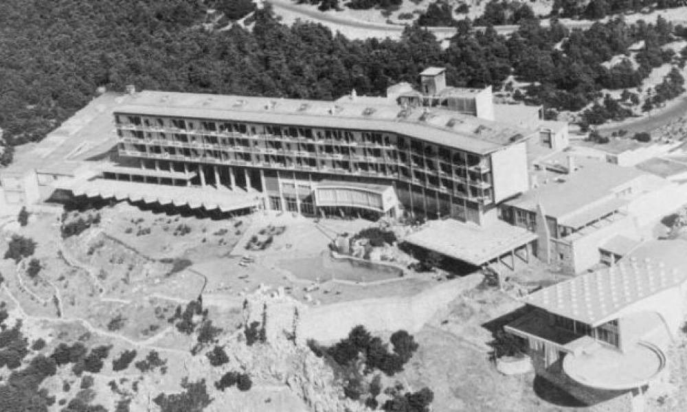 Μοντ Παρνές: Η ιστορία του ξενοδοχείου στα 1.078 μέτρα υψόμετρο που δεν αγάπησαν ποτέ οι Αθηναίοι